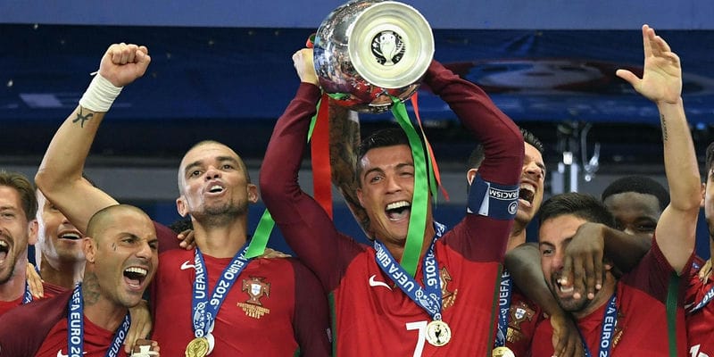 CR7 cùng đồng đội ăn mừng sau khi vô địch Euro 2016